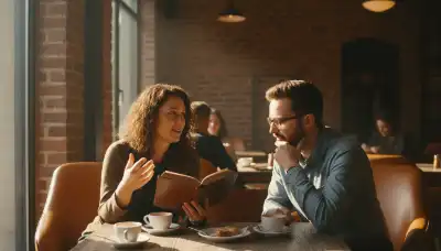 Dos personas teniendo una conversación sincera e inspiradora en una cafetería de tonos cálidos y acogedores. Una de ellas sostiene un libro, la otra se inclina con interés. La luz del sol entra por la ventana, resaltando el momento de conexión inesperada (serendipia). Fotorealista, estilo sincero (candid), alta calidad.