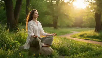 Una mujer practicando respiración profunda y consciente en un parque exuberante, verde y bañado por el sol, luciendo completamente relajada y conectada con su entorno. Simboliza un sistema nervioso regulado y seguro, listo para percibir nuevas oportunidades. Fotorealista, iluminación cinematográfica de amanecer, atmósfera pacífica y de conexión a la tierra.