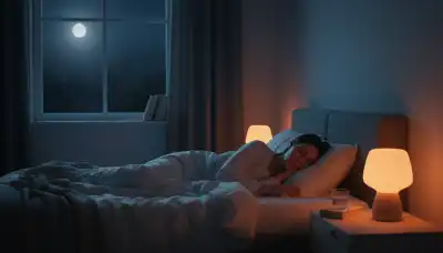 Una habitación pacífica durante la noche, iluminada suavemente por la luz de la luna que entra por la ventana y una cálida lámpara de noche de luz ámbar. Una persona descansa plácidamente bajo mantas acogedoras, usando pequeños auriculares para dormir, practicando respiración profunda. Atmósfera de sueño profundo y restaurador, contraste de colores azul frío y naranja cálido, hiperrealista y muy relajante.