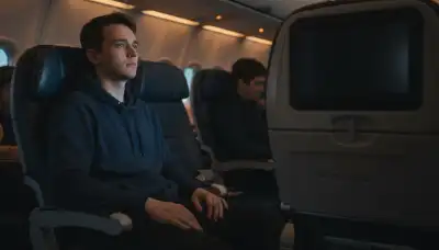 Espacio de trabajo organizado con teclado y café sobre escritorio de madera.