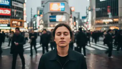 Equipo de profesionales colaborando en una sala de reuniones luminosa con ventanales grandes.