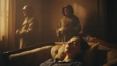 Primer plano de producto tecnológico con diseño ergonómico y acabados metálicos en fondo neutro.