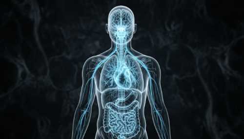 Mujer profesional con auriculares participando en una videoconferencia corporativa