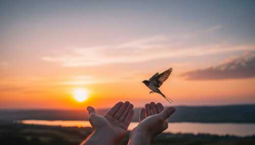 Detalle de planta verde decorativa en maceta blanca sobre estantería minimalista de diseño.