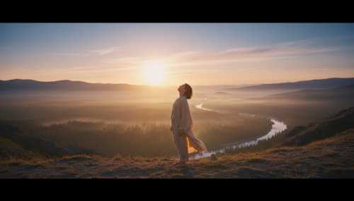 Plano general cinemático de una persona de pie frente a un paisaje natural impresionante al amanecer, con los brazos relajados y el rostro alzado hacia el sol. La cálida luz de la hora dorada baña la escena, transmitiendo una sensación absoluta de alivio, libertad y alineación con el entorno.