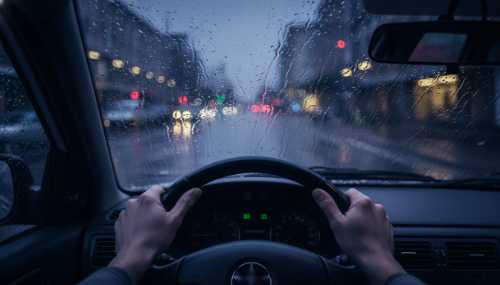 Detalle de accesorios tecnológicos esenciales para el teletrabajo productivo.