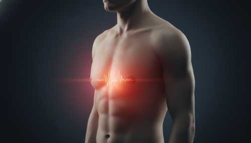 Fotografía artística de un torso humano de perfil sobre un fondo oscuro, con un sutil efecto visual de un resplandor rojo o anaranjado radiando desde la zona del pecho y el plexo solar, simbolizando la somatización del estrés y la inflamación emocional. Estética clínica pero emotiva. Textura de piel muy realista, iluminación de estudio suave y sombras profundas.